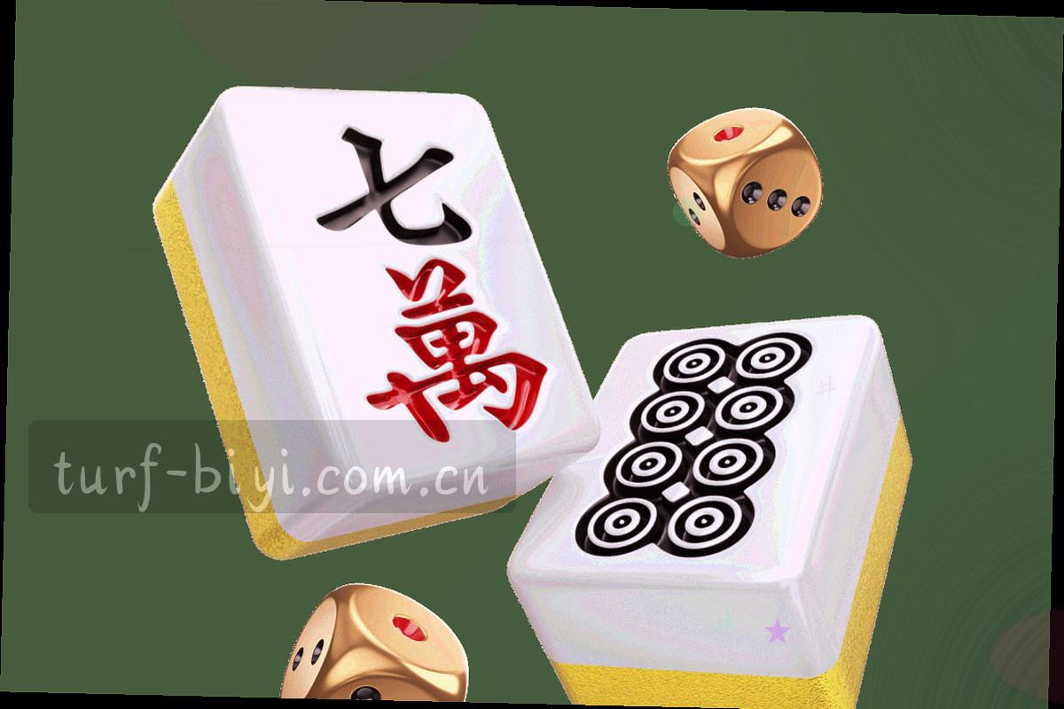 高原天空下的青训训练场，草皮与看台在自然光中，远处是连绵山脊